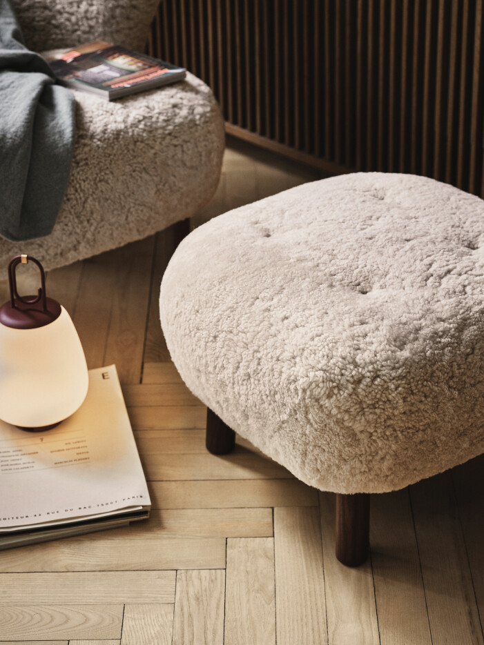 Komplettera säsongens fluffiga föremål med gosigt teddymaterial. Foto: &Tradition. Inredningstrender hösten 2021, teddyfåtöljer