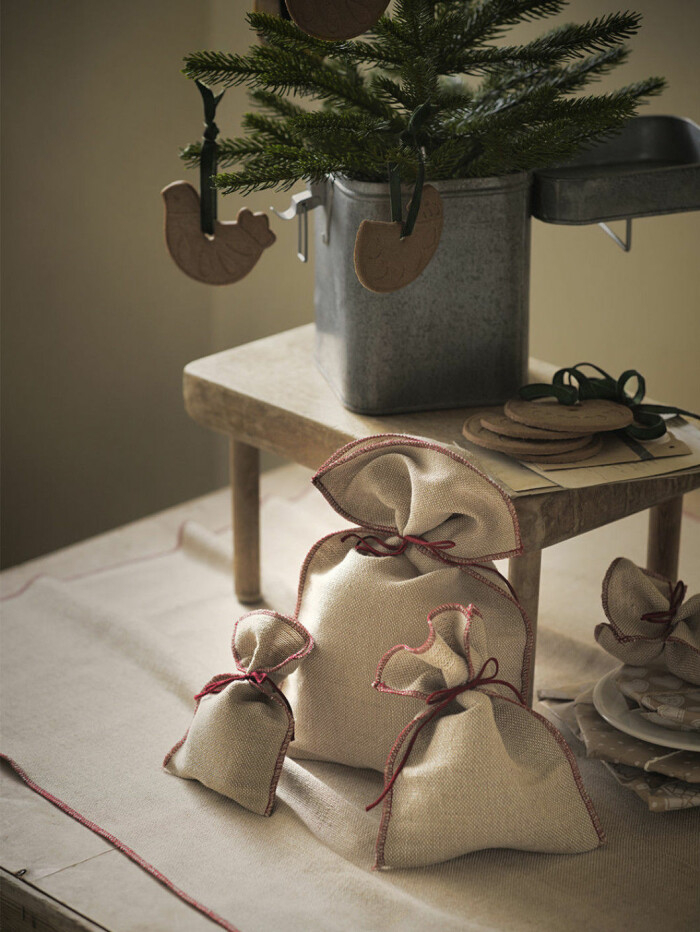 Den stora jultrenden finns både i butik och hemma på vinden hos många.Foto: Ikea Traditionella juldekorationer i trä och jute