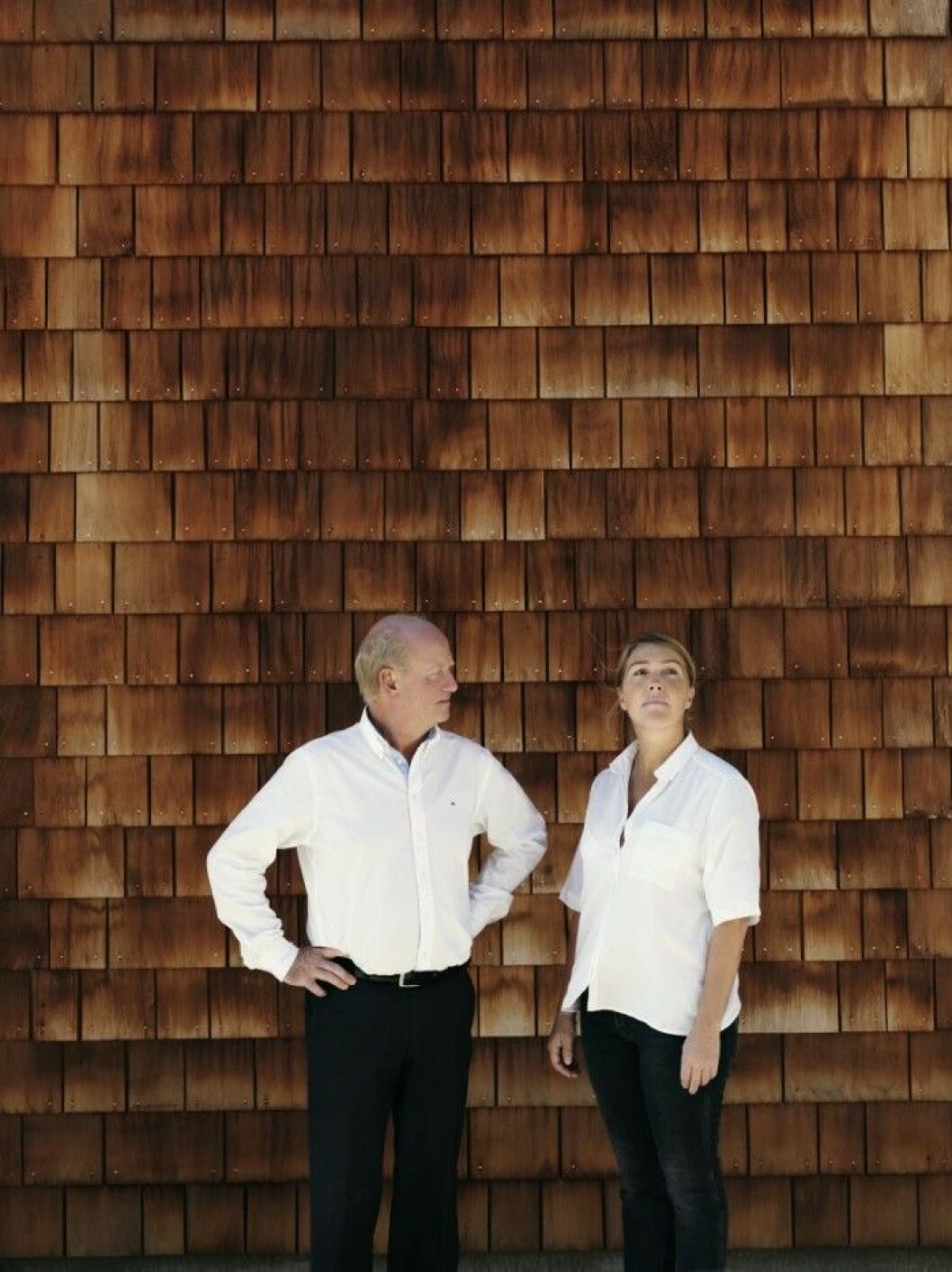 Två, med känsla för trä. Arne Olsson, vd samt miljö- och träentusiast på Folkhem, och Anna Höglund, arkitekt på Wingårdhs arkitekter. Trä i hela huset ger fint inomhusklimat och är toppen för miljön. Folkhems trähus i Sundbyberg har en vidsträckt utsikt mot Bromma, och binder mer koldioxid än 40 betongkåkar. Foto: Felix Odell Trasmak-2_5-700x935