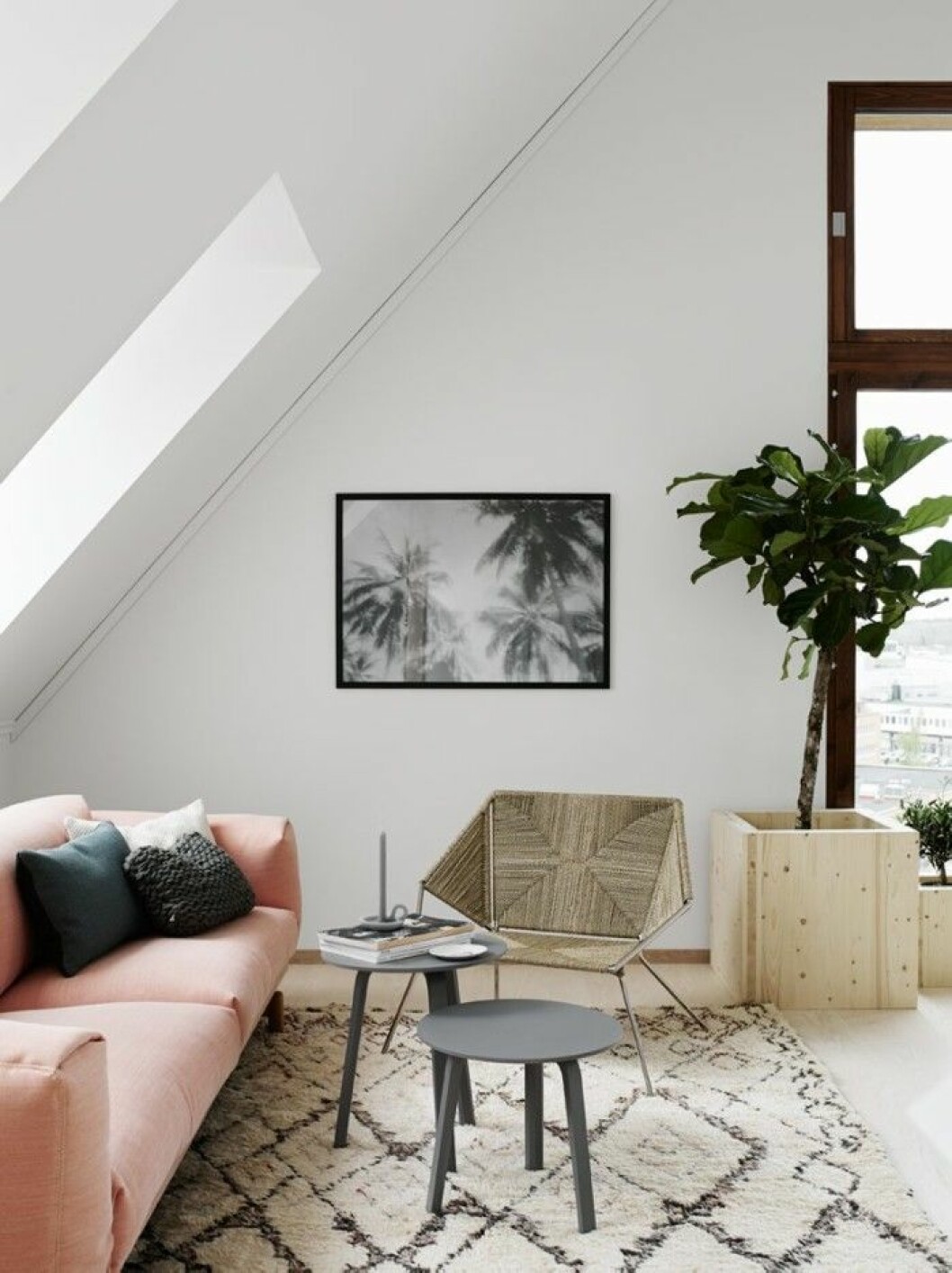 Matta från Knut, på soffbordet handgjort ljus från Lotta Agaton shop, litet fat NK Inredning. Tavla, Nollimages, fotograf Mattias Lindback. Soffa Rest och kuddar, Muuto. Soffbord Bella från Hay. Rottingstol, vintage. Trasmak_2_3-700x935