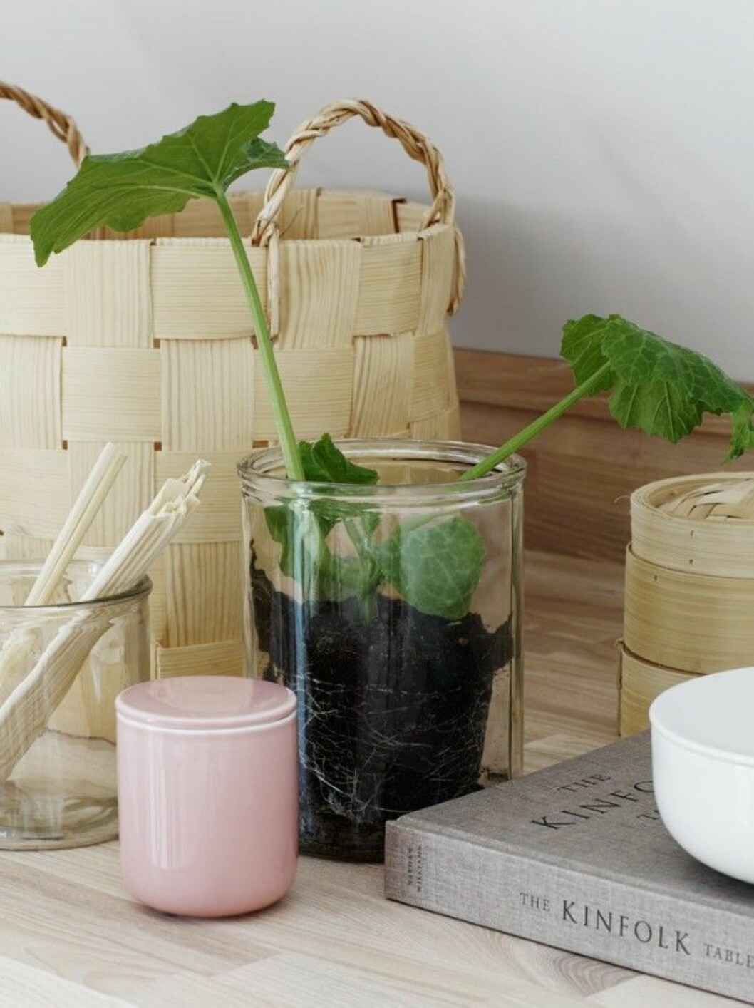 Korg, Iris hantverk, glaskruka med planta, Snickarbacken, rosa mugg och vit porslinsskål, Menu, ångkorgar från Beijing 8. Trasmak_3_2-700x935