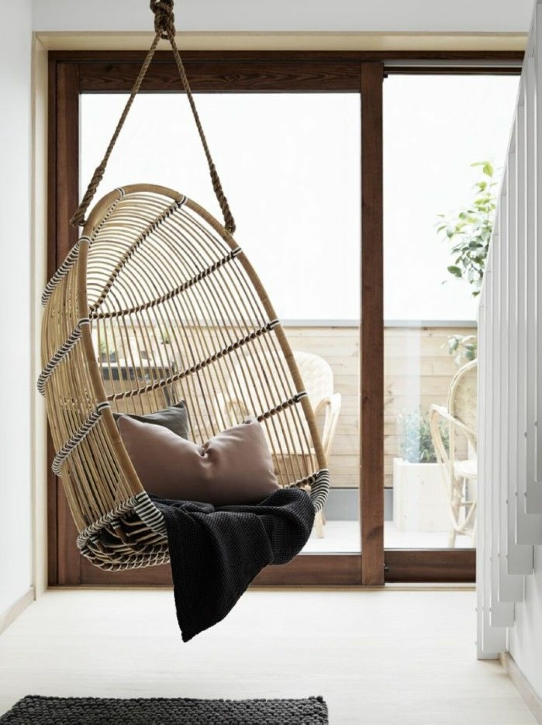Gunga Holly swing från Sika säljs hos Artilleriet, pläd Åhléns, kudde Muuto. Trasmak_3_4-700x935