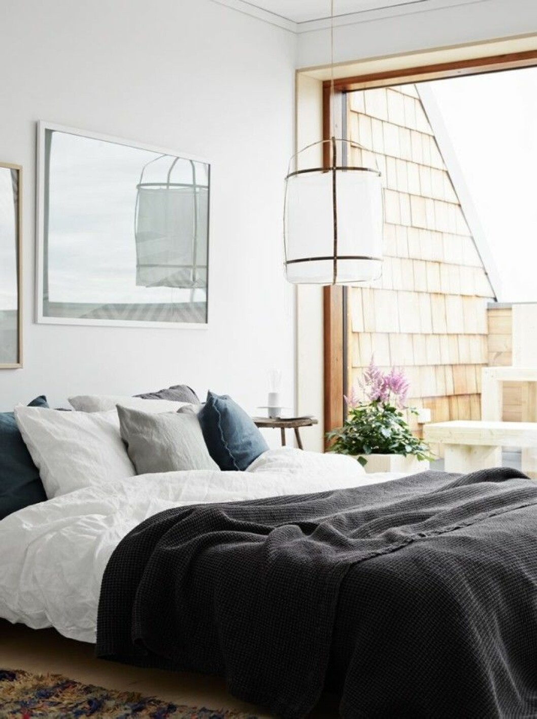 Sängkläder från H & M home och överkast från Åhléns. Bredvid sängen träpall och liten stege köpta på loppis, sänglampor Adonde och blå porslinsskål Menu båda från Lotta Agaton shop. Taklampa Ay illuminate. Tavlor från Stilleben och bokhängare av Sanna Trotsman från Lotta Agaton shop. Trasmak_5_2-700x935