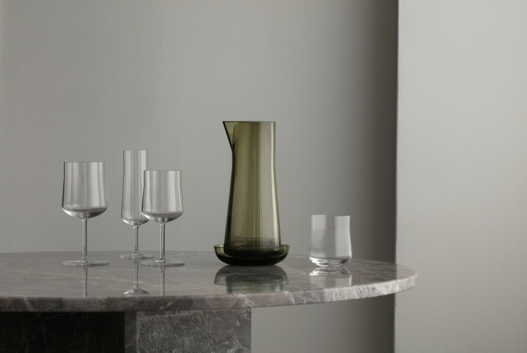 Informal innefattar tre glas på fot, varav ett är tänkt för bubblande dryck, ett vattenglas och en karaff med tillhörande fat som kan användas till snacks eller tillbehör. Tre glas på fot, ett vattenglas och en karaff från serien Informal för Orrefors.