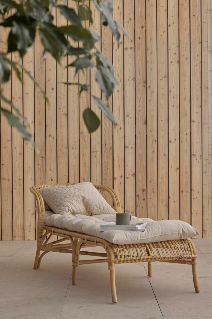 Rotting fortsätter att genomsyra inredningsscenen, inte minst i form av större möbler. Foto: Ellos Home. Trender balkong och uteplats 2021, naturnära detaljer