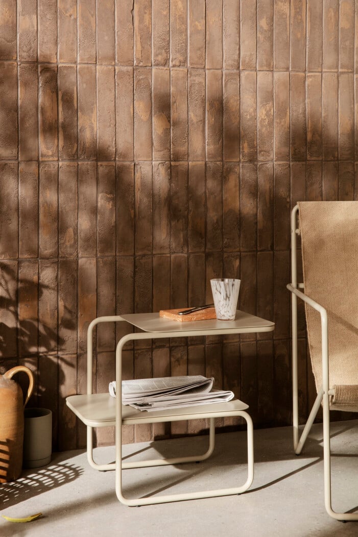 Mindre sidobord i flera våningar maximerar uteförvaringen utan att ta upp mycket plats. Foto: Ferm Living. Trender balkong och uteplats 2021, smarta möbler