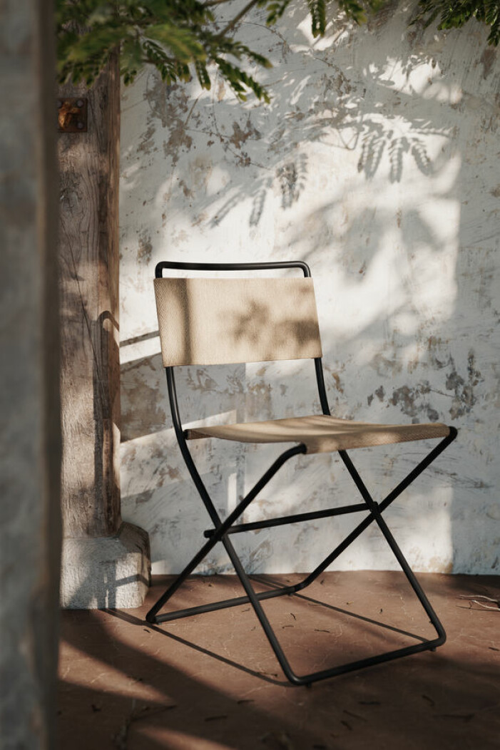 Bryt av de naturnära nyanserna med svarta kontraster. Foto: Ferm Living. Trender balkong och uteplats 2021, naturnära färger