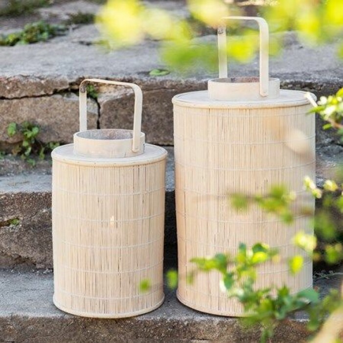 Naturmaterial får gärna göra avtryck i ljuskällor. Här ljuslyktor i bambu. Foto: Granit. Trender balkong och uteplats 2021, naturnära material