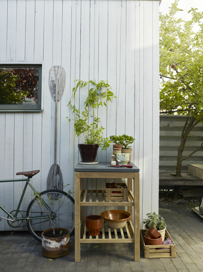 Med arbetsyta och förvaring i ett sparar du plats utan att kompromissa med funktion och behov. Foto: Skagerak. Trender för balkong och uteplats 2021, compact living