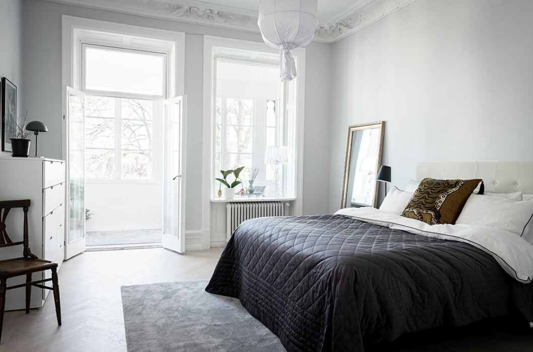 Vik ner en kant av täcket för att skapa hotellkänsla. Foto: Alen Cordic för <a href="https://www.instagram.com/bjurfors_goteborg/?hl=sv" target="_blank" rel="noopener">Bjurfors</a>/mäklare: Charlotta Lenhammar Hotellbäddning är en av de hetaste trenderna på Hemnet 2019 och 2020