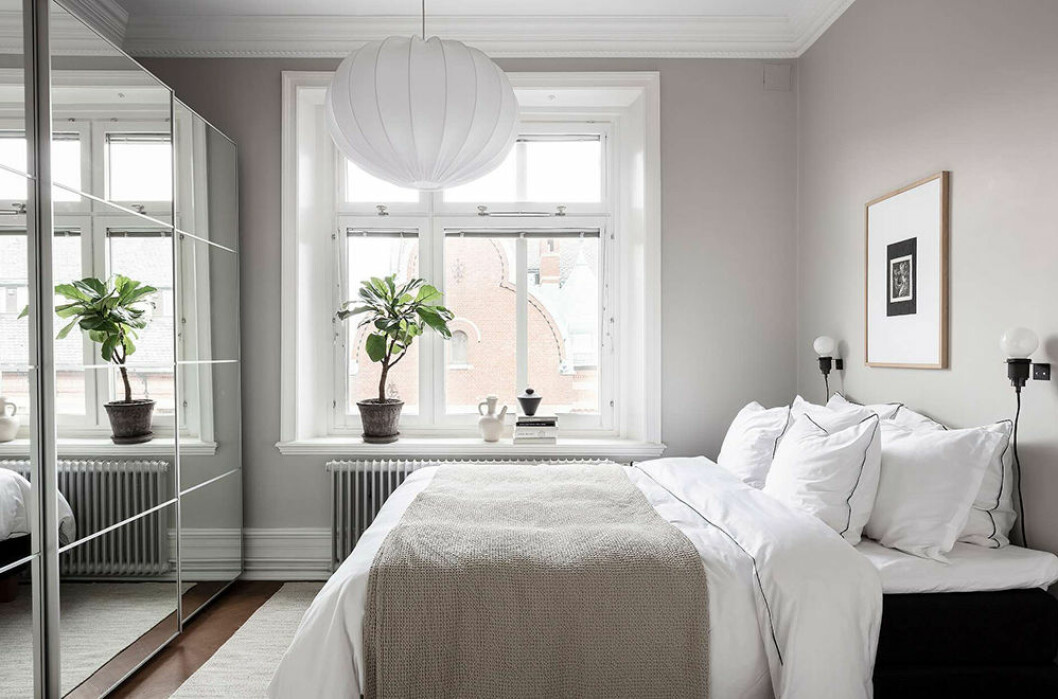 Vik överkastet dubbelt för en mer minimalistisk version av trendbäddningen. Foto: Anders Bergstedt Styling: Greydeco för <a href="https://www.instagram.com/alvhem/?hl=sv" target="_blank" rel="noopener">Alvhem</a>/mäklare: Andreas Lundberg Bäddning i hotellstil med vita lakan och överkast