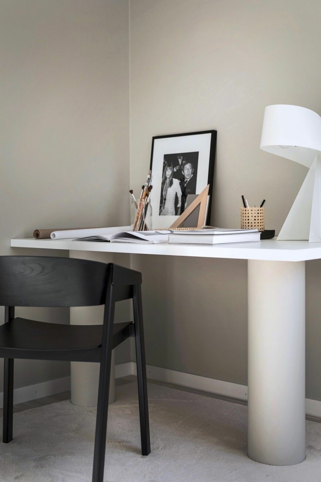 Skrivbordslösning designad av Lovisa, stolen Cover chair från Muuto.