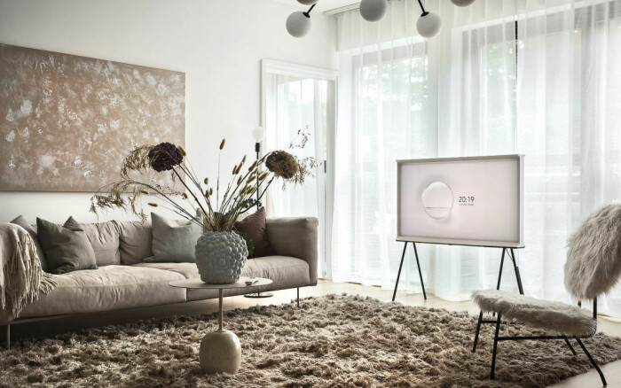 En tv på stativ gör vardagen flexibel. Foto: Samsung tv från samsung på ben