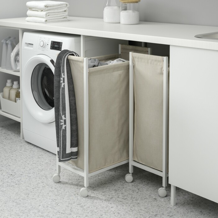 Tvättkorgen <span class=" italic" data-lab-italic_desktop="italic">Enhet</span> från Ikea har hjul och optimal höjd för att få plats under bänkskivan. Tvättkorg Enhet Ikea