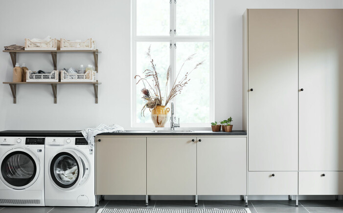 Tvättstuga i kulören <span class=" italic" data-lab-italic_desktop="italic">Sandbeige</span> från Vedum. Tvättstuga från Vedum
