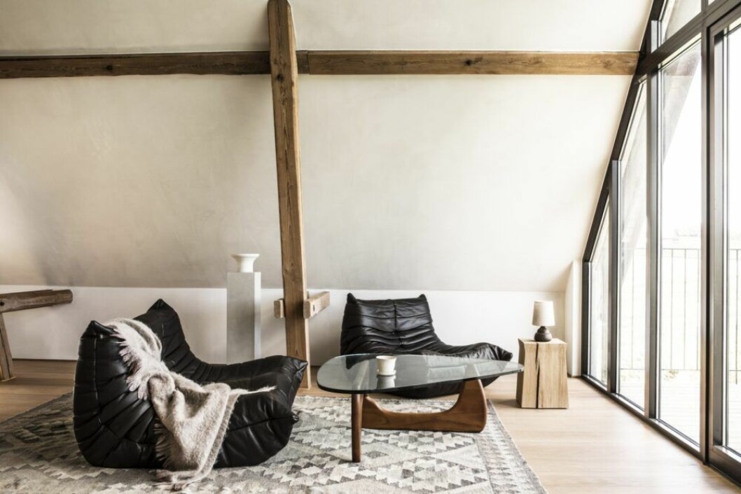 Soffgruppen Togo, av Michel Ducaroy för Ligne Roset, och soffbordet Noguchi, av Isamu Noguchi för Vitra, är båda vintage och till salu – precis som alla andra möbler, detaljer och lösningar i TypeO loft. Pall från Noorstad. Keramikkopp och fat från The Little green castle pottery. Vit keramikvas från Alexandra Nilasdotter.