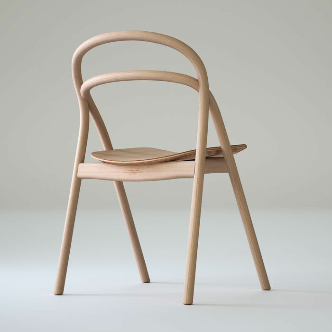 Stolen Udon chair är tillverkad i bok och finns i fem färger: svart, brun, grön, blå och naturell. Finns i nätbutik i oktober. Pris 2900 :-