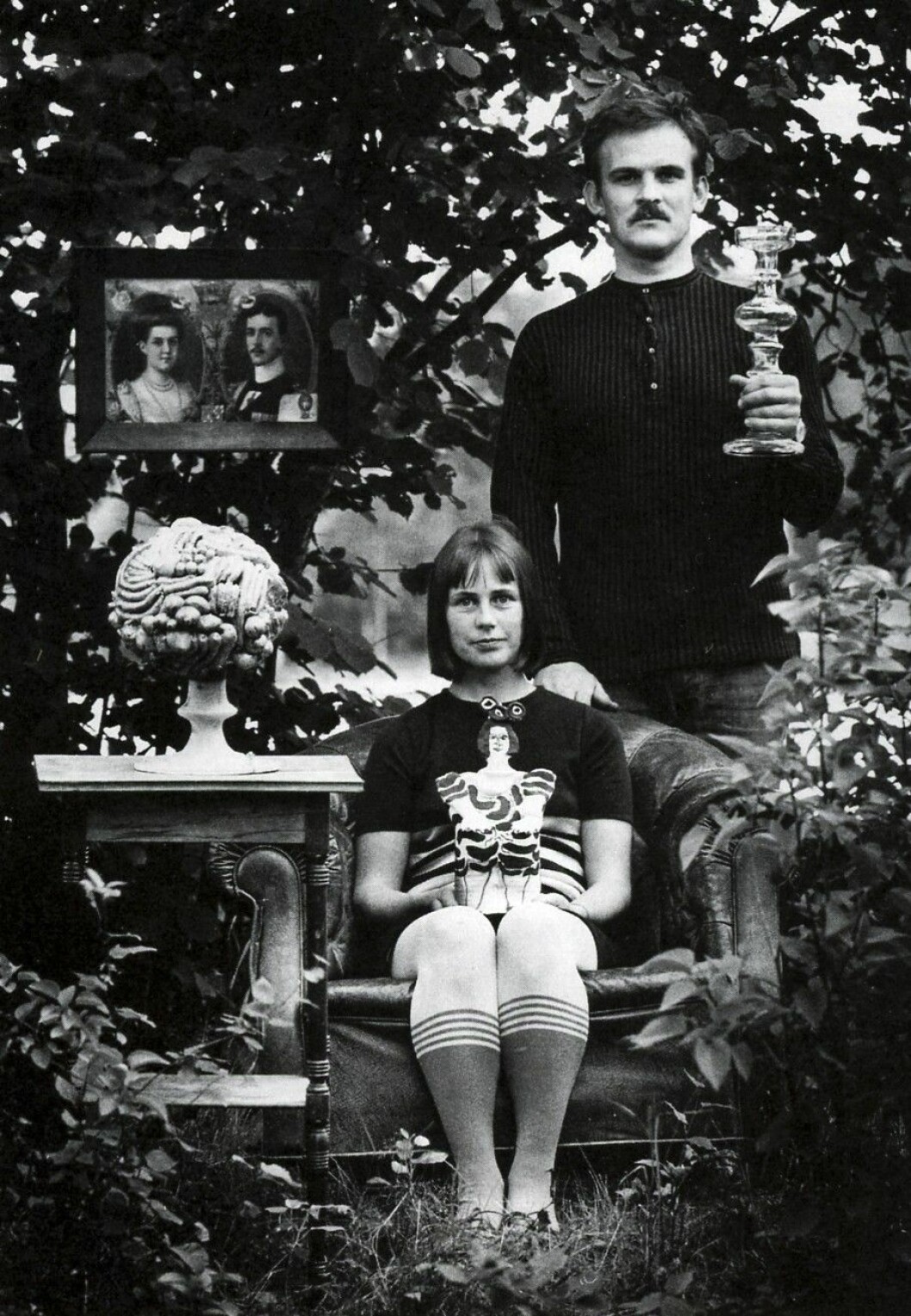 Ulrica Hydman Vallien och Bertil 1964, Foto Ola Terje, ur The Glass factorys arkiv.