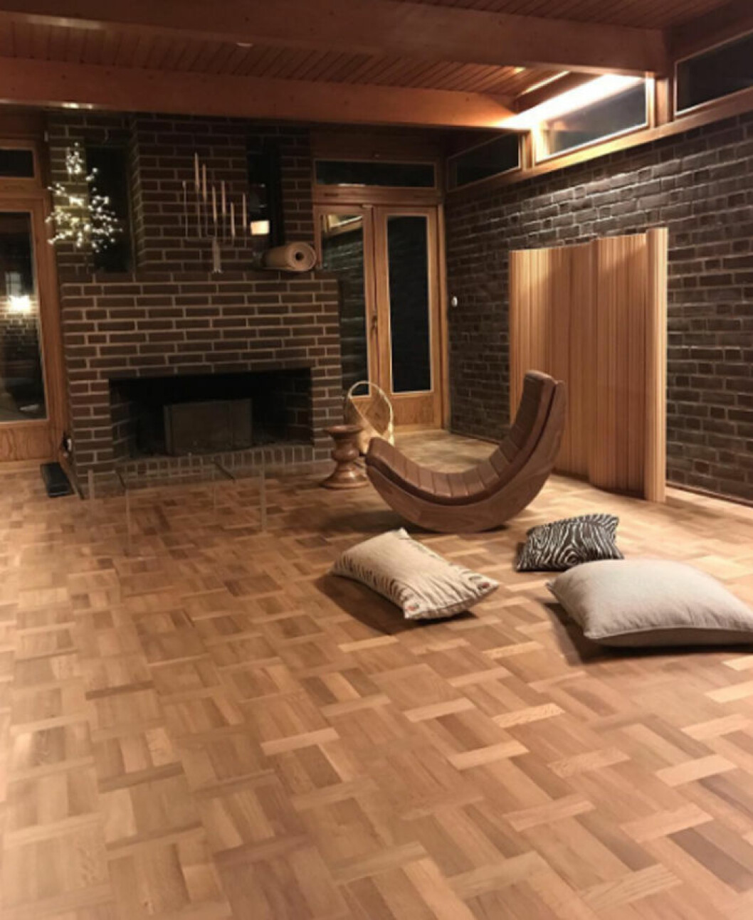 Golv och tak har slipats och mattlackats. Vikskärm från Alvar Aalto, gungfåtölj från Verner Panton, pall från Eames. unckel10
