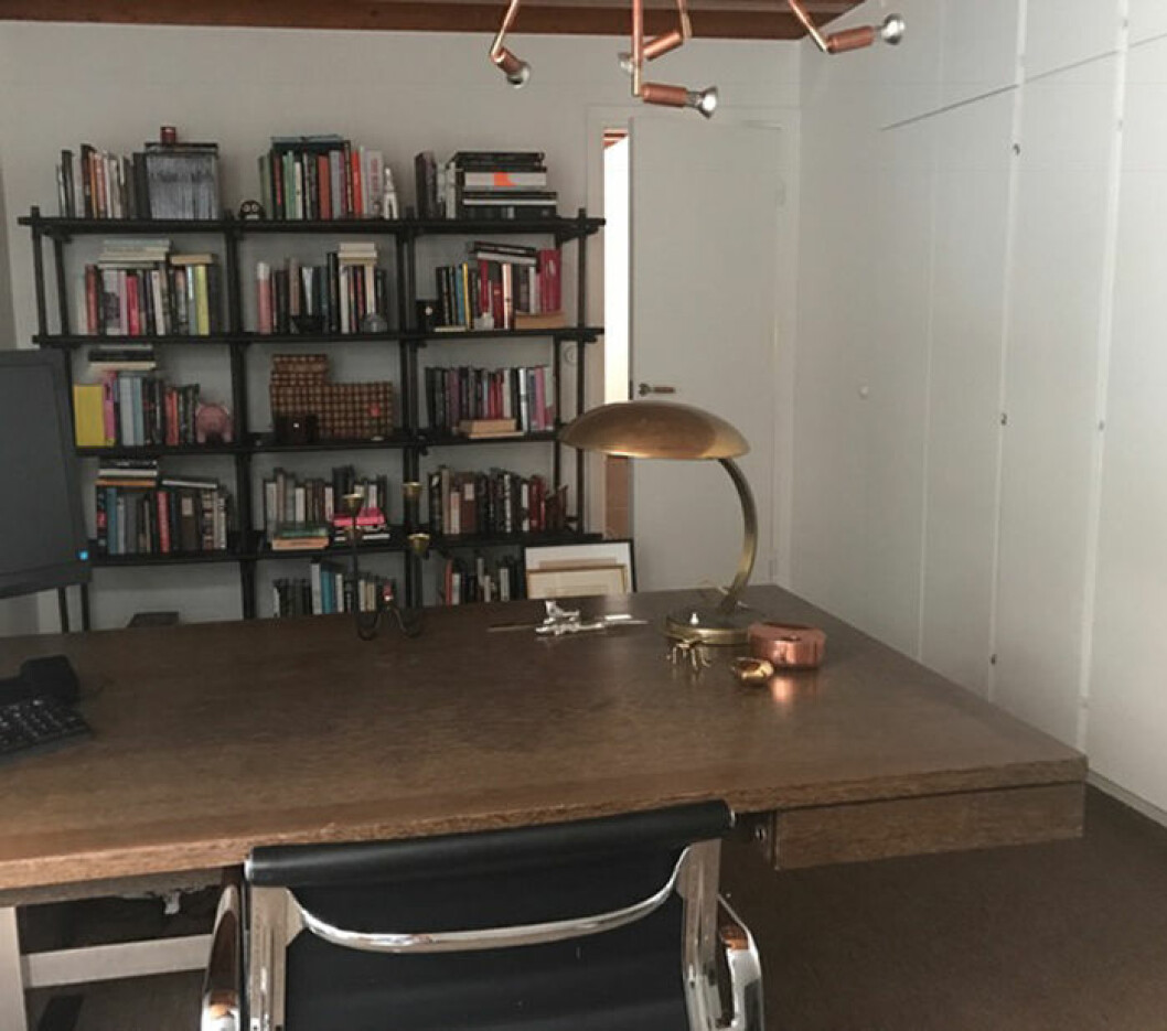 Träbordet väger ett ton och köptes på Lauritz. Taklampa från Jonas Bohlin, bokhylla från Hay, skrivbordslampa i mässing från Kaiser Idell , stolen kommer från Eames. unckel8