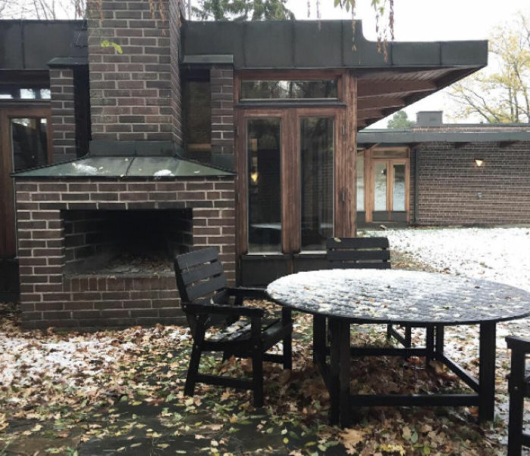 Uteplats för grillning. En replika av ugnen finns även i vardagsrummet. unckelvilla
