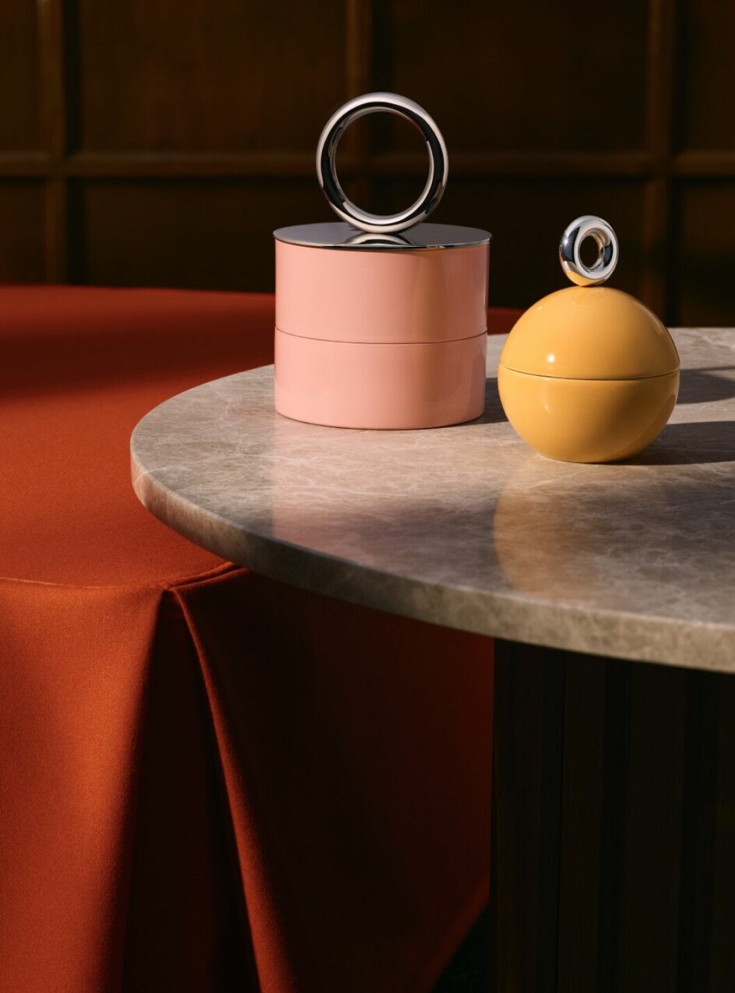 Askar i pudrigt rosa och saffransgult, med kollektionens signaturring. rosa och gul ask från uncommon matters x H&M Home