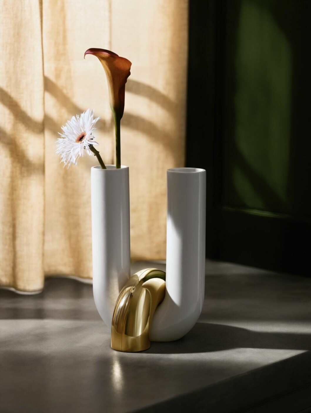 Vas i off-white med detalj i guld. vas i vitt och guld från uncommon matters x H&M Home