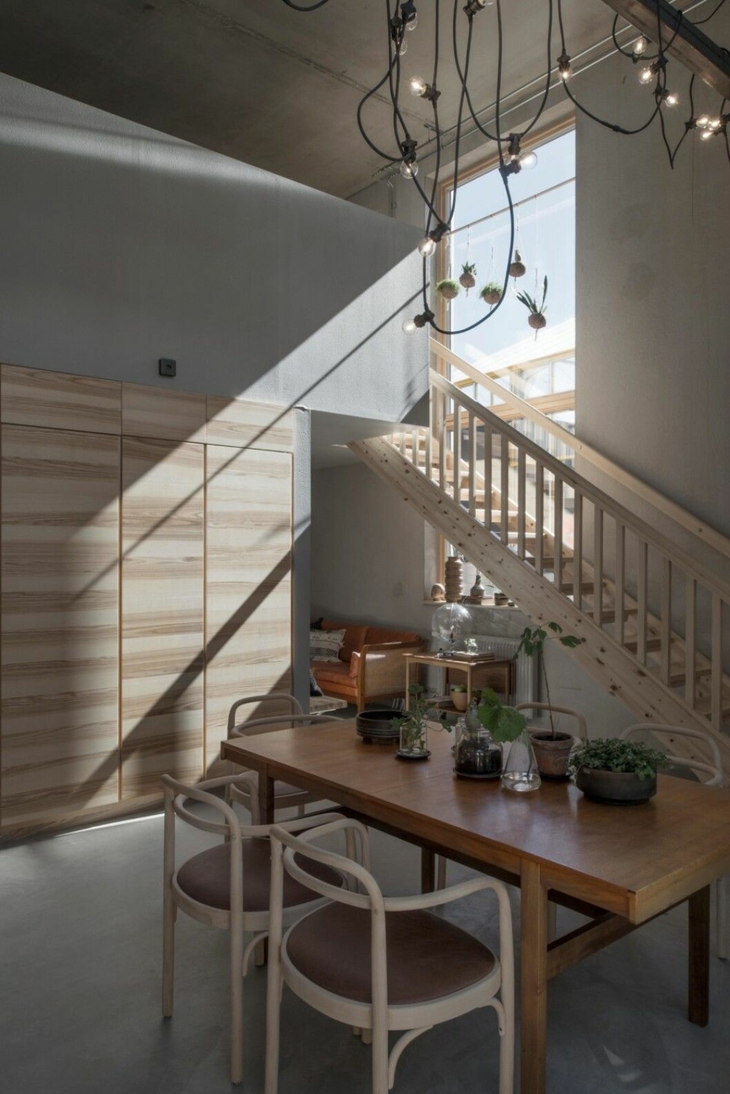 Under entrésolen står Arne Norell-soffan Rotang, inköpt i vintagebutiken Easy Living, <p></p><p>i Göteborg. Alla möbler är </p><p>second hand och handplockade av inredare Karin Rylander. All interiör kommer vara till salu under mässan i september.</p>