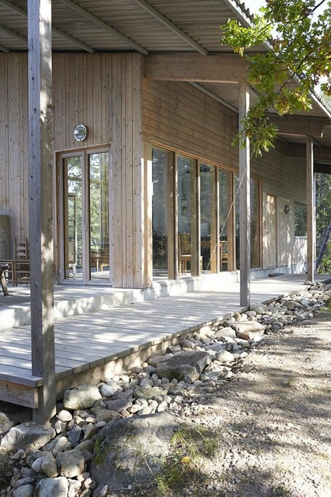 Ett skärmtak i korrugerad fibercement skuggar för södersolen och gör att de fyra familjemedlemmarna kan röra sig torrskodda mellan in- och utsida. Kika in i arkitektritade huset. Här lever man spartanskt utan el och vatten.