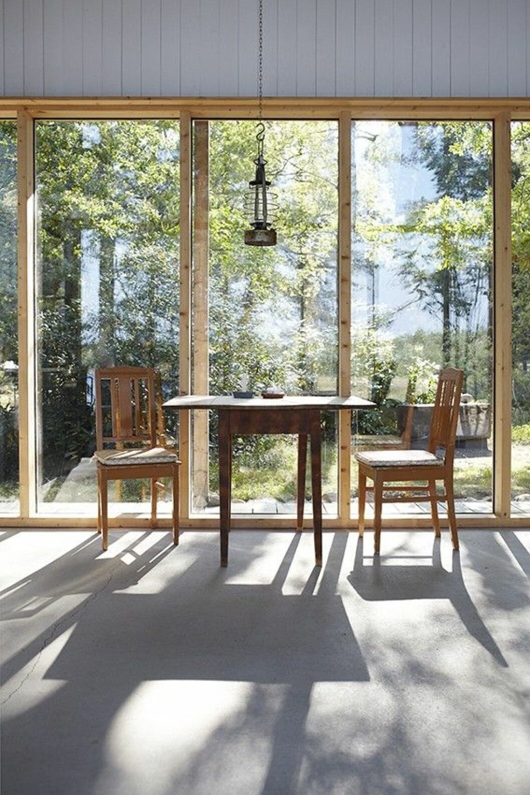 Södersolen belyser matplatsen från vilken man kan se eventuella gäster i antågande. Kika in i arkitektritade huset. Här lever man spartanskt utan el och vatten.