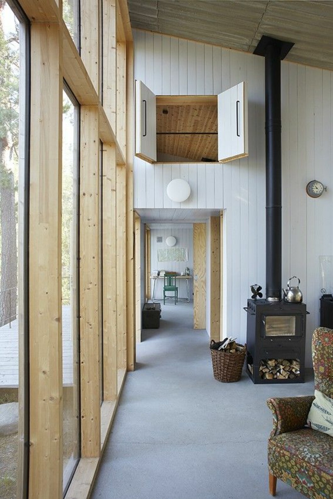 Genom en lucka kan tonårsbarnen kommunicera från sitt sovloft. Kika in i arkitektritade huset. Här lever man spartanskt utan el och vatten.