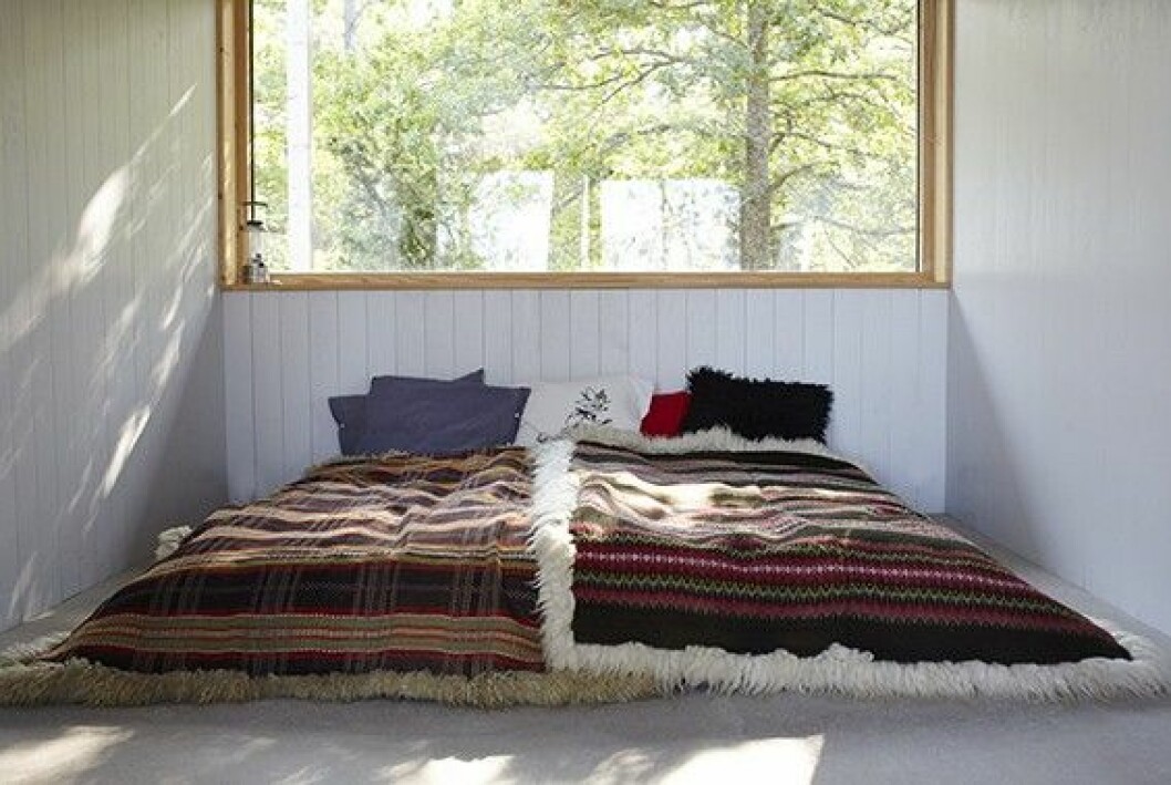 Föräldrarnas sovrum skuggas från morgonsolen av skärmtaket. Kika in i arkitektritade huset. Här lever man spartanskt utan el och vatten.