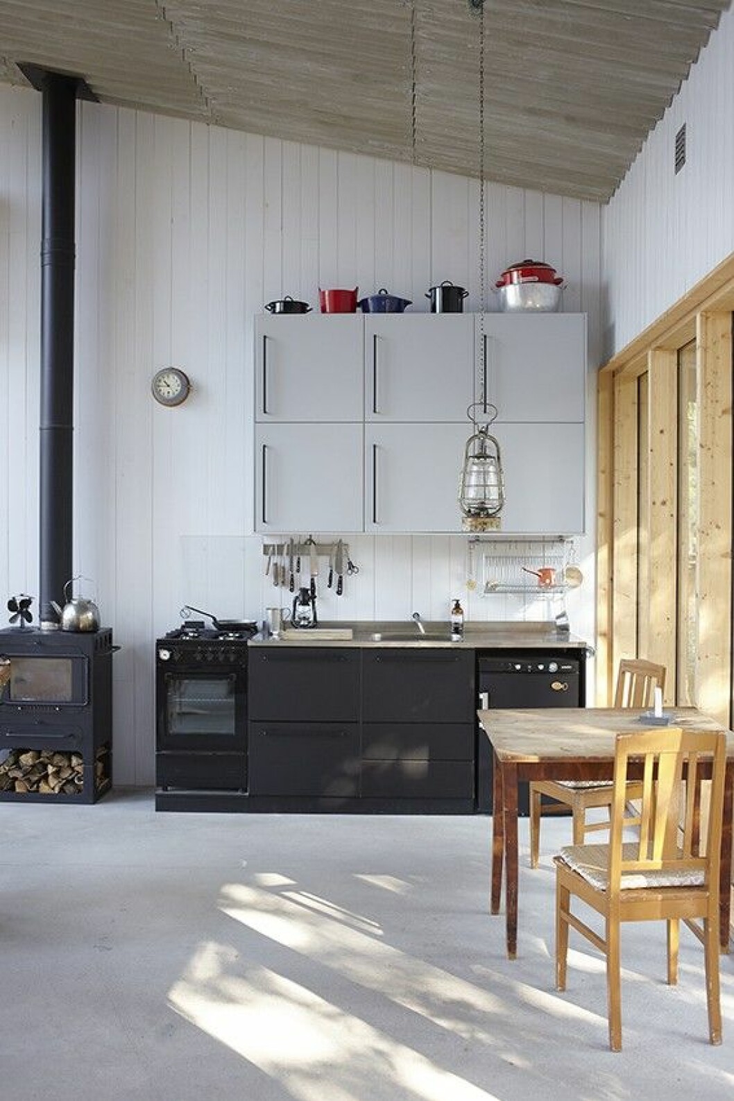 Köket får vatten från en cistern på loftet. Ugn och spis drivs på gas. Kika in i arkitektritade huset. Här lever man spartanskt utan el och vatten.