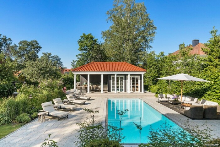 Poolen på baksidan med tillhörande poolhus och utekök. 20-talshus i Uppsala till salu poolhus pool