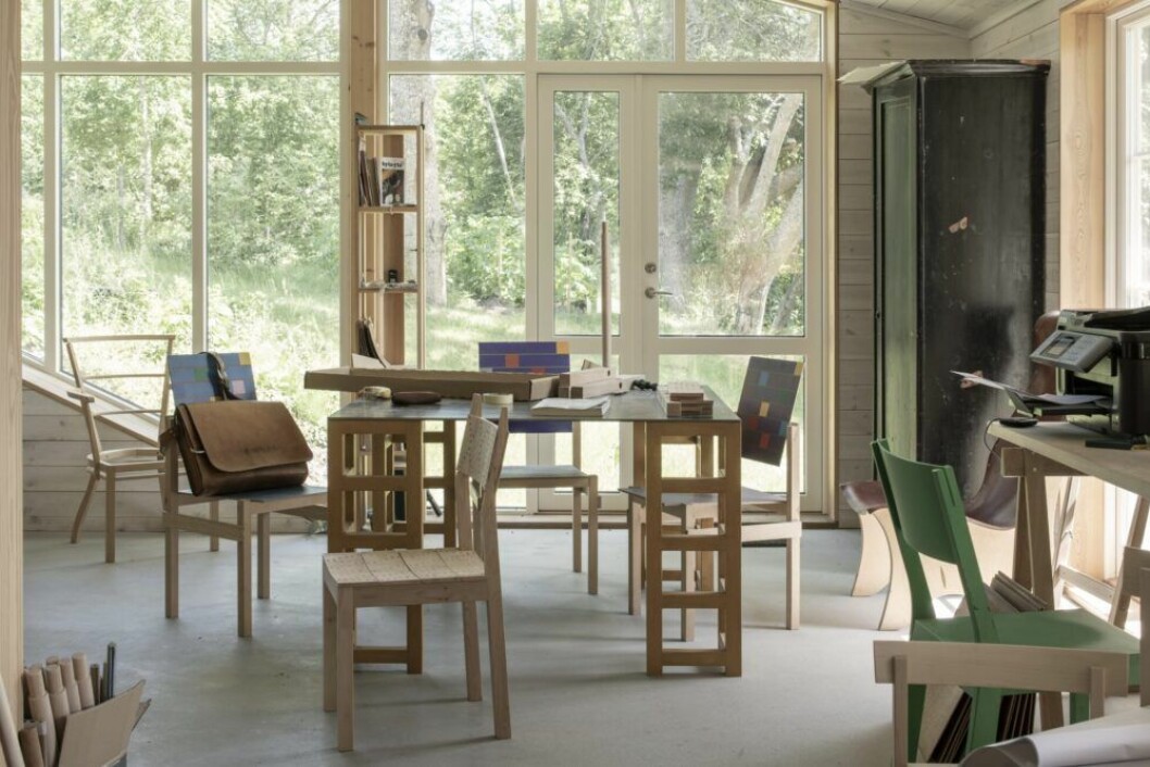 Ut med sågspånet. Den tidigare verkstaden blev galleri med utsikt mot fårhagen. Stolar Craft och Light & easy från Gärsnäs, samt Y-pall från Åkes verkstad.