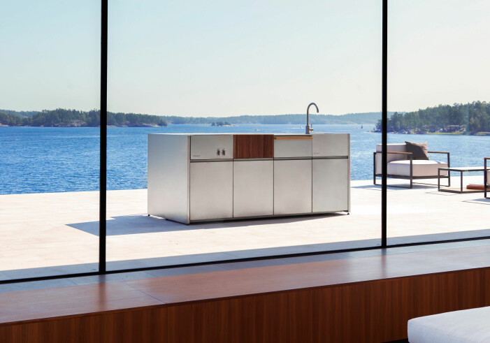 Stilrent utekök med moduler från Röshults. <a target="_blank" href="https://roshults.com/product/module-cutting-board-50/">Läs mer här</a>. Utekök vid havet