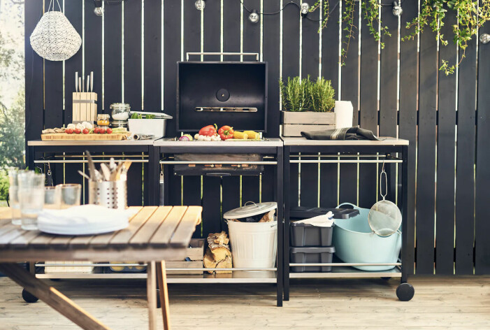 Utekök med inspiration från IKEA. <a target="_blank" href="https://www.ikea.com/se/sv/ideas/fa-fart-pa-grillsaesongen-puba1b44260">Läs mer här</a>. utekök på hjul
