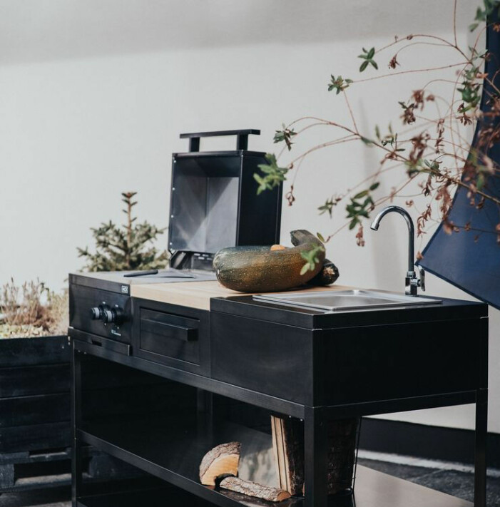 Modulkök med kolgrill i nordisk design från Myoutdoorkitchen. <a target="_blank" href="https://myoutdoorkitchen.se/produkt.php?pid=10219&gclid=CjwKCAjw8sCRBhA6EiwA6_IF4SpRoBuBdkZm18LBgKhCLLbmclF3jcS_zY66nxwMVfV-YasEGrBEJxoCUcMQAvD_BwE">Läs mer här</a>. utekök med kolgrill