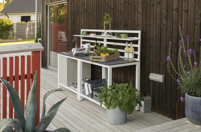 Ett komplett utekök i vit aluminium från Hillerstorp. <a target="_blank" href="https://www.hillerstorp.se/sortiment/utekok/utekok/aminne-utekok-komplett-vit-aluminium—878107">Läs mer här</a>. utekök bänk vit trä