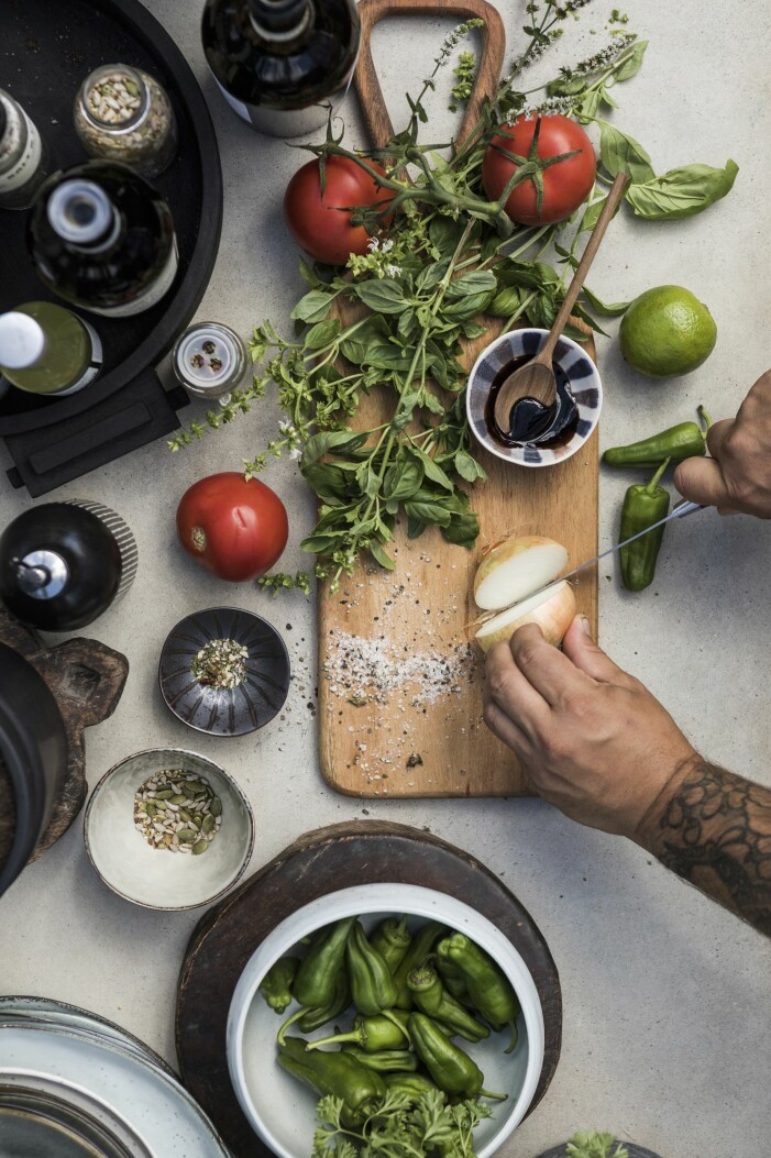 I ett ombonat utekök blir matlagningen extra lustfylld! Ingredienser till hemmagjord pizza