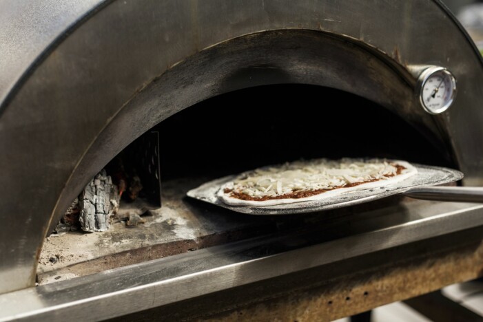 Pizzaugn är en bra investering. Du eldar med ved och pizzorna blir perfekt gräddade. Vedeldad pizzaugn