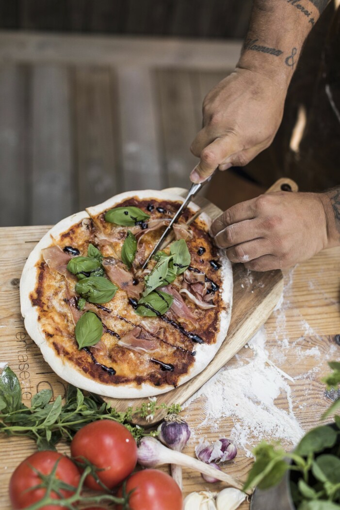 Hemmagjord pizza är utmärkt att bjuda dina gäster på – låt dem toppa pizzadegen utifrån tycke och smak! Recept på hemmagjord pizzadeg