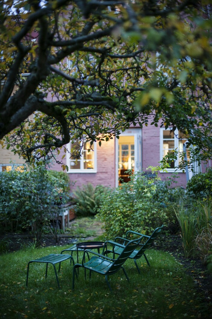 Varje radhus har en avlång täppa. Trädgårdsmöblerna Luxembourg från Fermob ritades ursprungligen för Luxembourgträdgården i Paris, men förnyades av Frédéric Sofia. Uteplats med solstolar.