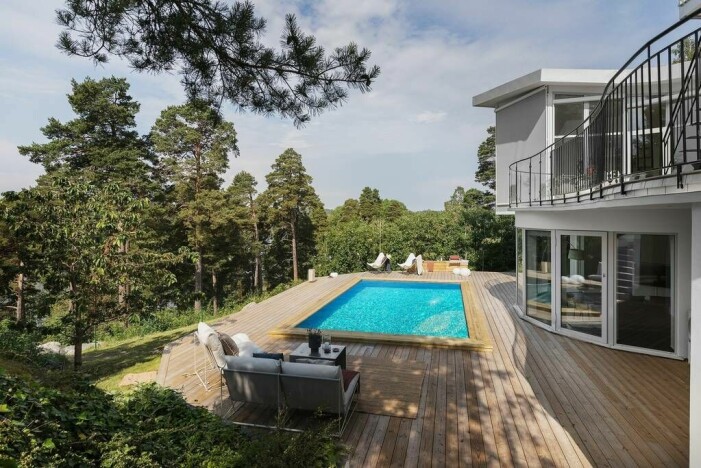 Poolen ligger nedsänk i det stora trädäcket. Utsiktsvagen Taby till salu soffa pool altan
