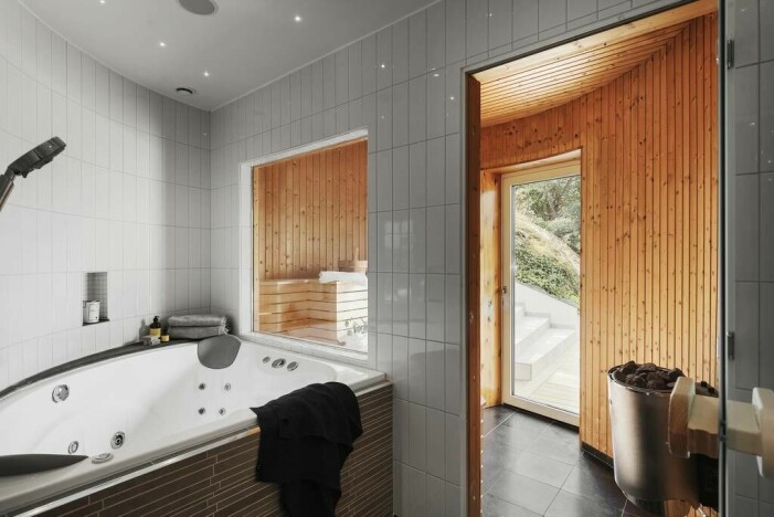 Relaxavdelning i källaren. Utsiktsvagen Taby till salu spa bastu