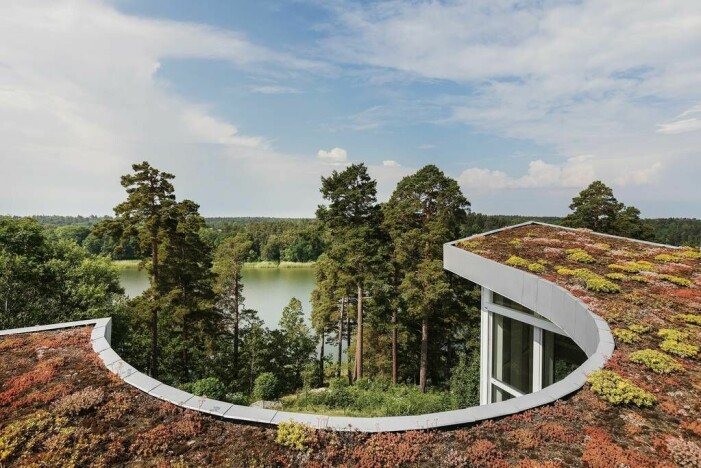 Från takterrassen blickar man ut över Näsbyviken och det fina sedumtaket. Utsiktsvagen Taby till salu soffa sedumtak utsikt
