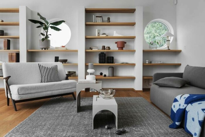 Platsbyggda hyllor med vacker keramik on display. Utsiktsvagen Taby till salu soffa vardagsrum hylla