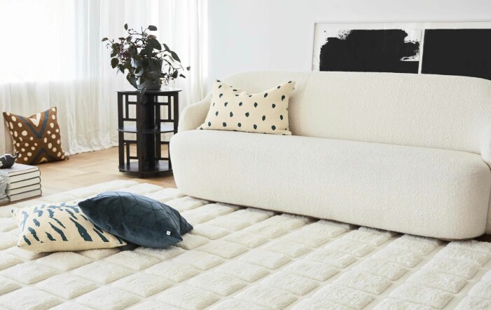 Spårbara ullmattan <span class=" italic" data-lab-italic_desktop="italic">Loha</span> finns i natural och beige färg. Ullmattan Loha från Chhatwal Jonsson
