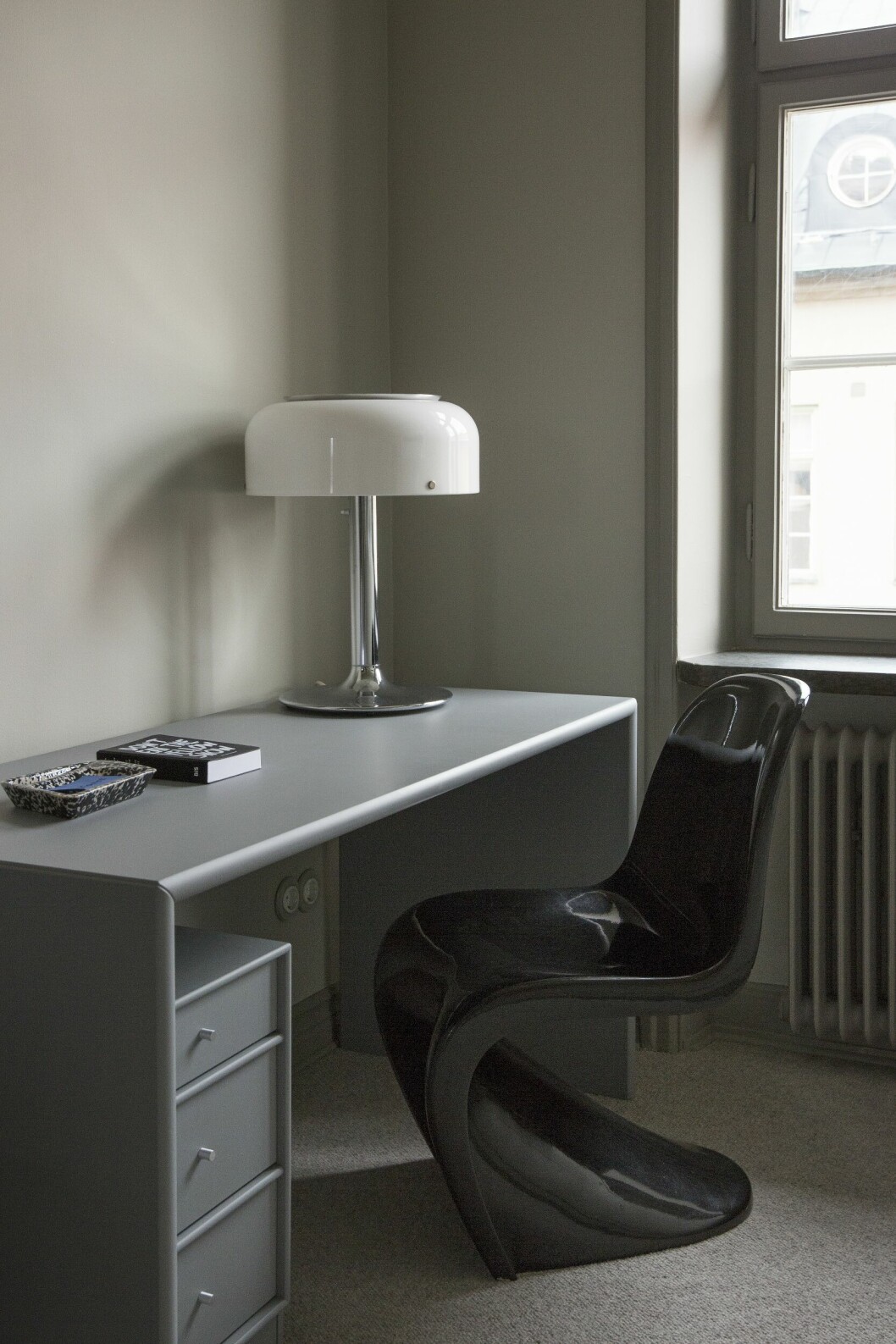 Skrivbordet från Montana har sprejmålats i ny kulör. Anders Pehrsons bordslampa Knubbling, Ateljé lyktan. Svart Panton chair. Heltäckningsmattan Ackland från Golvabia ligger även i serveringsgången samt i gästrummet. Våningen med det lilla extra – hemma hos inredaren Nellie Fasth
