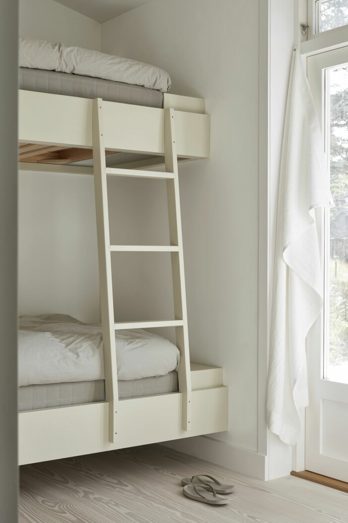 Döttrarna Lones och Hjördis rum. Nu när de är 17 och 14 år känner de sig lite trångbodda och föräldrarnas plan är att snart bygga en attefallare i vinkel vid huset. Våningsäng i sommarstuga.